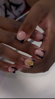 Short Black Set Nails, Cute Short Easy Nails, Black Short Nails Ideas Aesthetic, Black Prom Nails Acrylic Short, Short Nails With Black Tips, Acrylic Nails Square Black, Short Black Nails Acrylic Square, Black Nails And Silver, Black And Gold French Tip