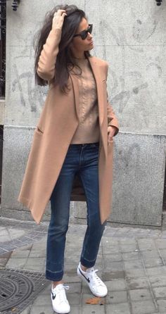 Il cappotto cammello: outfit, abbinamenti e consigli — No Time For Style Camel Coat Outfit Classy, Camel Coat Outfit Casual, Mantel Outfit, Camel Coat Outfit, Beanie Outfit, Coat Outfit, Outfit Trends, Camel Coat, Fashion Weeks