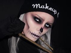 This epic skull makeup is perfect for Halloween, and also super affordable Horror Smink, Skull Makeup Tutorial, Ghost Makeup, Make Up Diy, Halloween Makeup Clown, Fantasy Make-up, Halloweenský Makeup, Halloween Make-up Looks, Skeleton Makeup