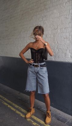 Street Style 2024 Summer Trends, Baggy Shorts Outfits Women, Baggy Shorts Outfit Street Styles, Ny Summer Outfits, Baggy Shorts Outfit, Casual Dinner Outfits, Casual Dinner Outfit Summer, Latina Baddie, Dinner Outfit Casual