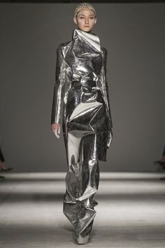 Gareth Pugh FW 2014 Runway Photography, Sculpture Fashion, News Photography, Space Fashion, 3d Fashion, Cyberpunk Fashion, Metal Fashion