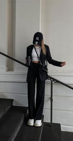 Balenciaga Triple S Street Style, Balenciaga Triple S Outfit, Triple S Outfit, Cap Outfits For Women, Black Blazer Outfit, Fits Inspiration, Cap Outfit, Damen Outfit, Best Casual Outfits