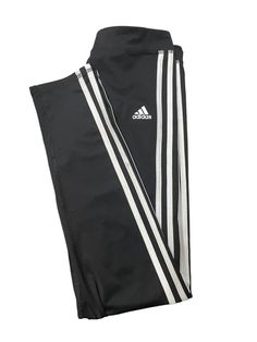 Classic Adidas activewear. Sleek, moisture whisking, form fitting leggings perfect for working out or relaxing. Legging Adidas, Adidas Activewear, Classic Adidas, Adidas Leggings, Adidas Climalite, Legging Outfits, Womens Leggings, Outfits With Leggings, Women's Leggings