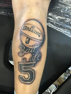 a man with a basketball tattoo on his leg that says spalding, bath life is 5