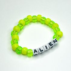 "\"Alien\" stretchy beaded bracelet Made to order! Please include wrist measurement in centimeters (: Check out our custom listings for more color and word options!" Cool Beads Bracelets, Cute Word Bracelets, Funny Pony Bead Bracelets, Words On Bracelets Ideas, Cute Kandi Bracelets, Funny Beaded Bracelets, Candy Bracelet Ideas, Bead Bracelets Words Ideas, Bracelet Ideas Funny