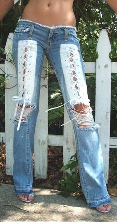 Corset And Jeans, Estilo Hippie, Custom Jeans, Jacket Outfit, Jeans Diy, Old Jeans, Cute Jeans, Look Casual, Upcycle Clothes