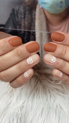 Fall Gel Tips Nails, Fall Gel Nails Designs Leaves, Gel Dip Nails Designs Fall, Subtle Nails Gel, Simple Design Fall Nails, Nails Floral Simple, Shellac Birthday Nails, Simple Fall Nails With Leaves, Cute Simple Fall Nail Ideas