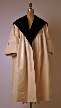 Dior 1954 Mode Abaya, Mad Max, Abayas Fashion, Mode Inspo, 50s Fashion, Vintage Coat