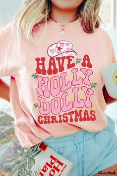 Olivia Mark - Stylish Aesthetics: Contemporary White Christmas Fashion T-shirt with HOLLY JOLLY Print Dollywood Christmas Outfit, Dolly Christmas Shirt, Dolly Parton Christmas Shirt, Pink Christmas Shirt, Dolly Christmas, Cowgirl Christmas, Holly Dolly, Graphic Print Top, Raglan Sleeve Top