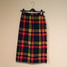 Gorgeous Plaid All Wool Skirt, No Brand Beautiful Condition Except For Lining Has Some Tiny Holes As Seen In Photos. If You Have Any More Questions Please Don’t Hesitate To Ask! This Skirt Fits Like A Us Size 2 Plaid Wool Skirt, Skirt Fits, Vintage Plaid, No Brand, Wool Skirts, Wool Plaid, Vintage Yellow, Vintage Skirt, Size 2