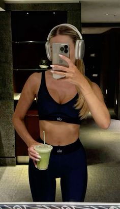 Alo Aesthetic Gym, Alo Set Aesthetic, Alo Girl Aesthetic, Alo Workout Set, Alo Leggings Outfit, Alo Fitness, Alo Yoga Aesthetic, Fit Body For Vision Board, Alo Aesthetic