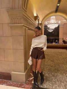 Leather Shorts Winter Outfit, Fall Dinner Date Outfit, Fall Dinner Outfit, Chica Chola, Dinner Outfit Casual, Winter Date Night Outfits, Dinner Date Outfits, Outfit Dinner, Latina Outfits