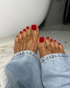 Unhas da moda para testar na próxima pedicure » STEAL THE LOOK Red Toe Nails, Summer Pedicure Colors, Red Pedicure, Toenail Designs Summer, Pretty Pedicures, Red Toenails, Summer Pedicure, Pedicure Colors