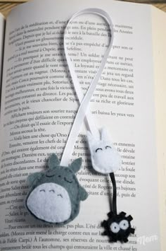 Totoro Crafts, Totoro Diy, Pola Macrame, Hantverk Diy, Penanda Buku, Diy Bookmarks, Book Markers, Anime Crafts