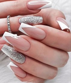 Inspiracao unha de gel clean White Tip Acrylic Nails, Accent Nail Designs, Glitter Accent Nails, White And Silver Nails, French Tip Nail Designs, Silver Nail, White Acrylic Nails, French Tip Acrylic Nails, French Nail Designs