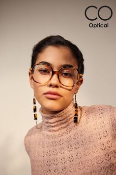 "Moderner Tausendsassa" Mit dieser Damen-Brille von CO Optical wirst Du augenblicklich zum strahlenden Mittelpunkt - egal wo Du hinkommst. Die besondere Havana-Musterung macht dieses Modell zu einem außergewöhnlich lebendigen Eyewear-Piece und die schmalen goldfarbenen Metallbügel addieren die elegante Note dieser vorzüglichen Vollrandbrille um ein Vielfaches. Attraktives Damen-Modell für einen außergewöhnlichen Look Glasses Trends, Fashion Inspo