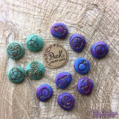 some blue and purple buttons are on a piece of wood next to a button that says rock creations