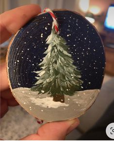 New Year Wood Decorations, Sliced Wood Christmas Ornaments, Arts And Crafts Christmas Gifts, Wood Christmas Paintings, Painted Log Slices Christmas, Christmas Paintings Ornaments, Christmas Tree Painted Ornament, Painted Christmas Scenes, Hand Painted Christmas Decorations