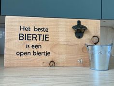 a wooden sign that says, het beste bierte is een open bierte