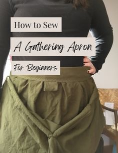 a woman standing with her back to the camera and holding up a sign that says how to sew a gathering apron for beginners