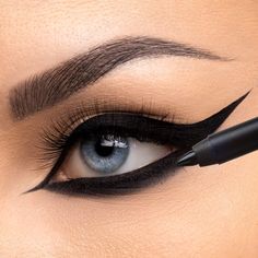 PRICES MAY VARY. FROM EVERYDAY LOOKS TO GIRLS’ NIGHT OUT GLAM: Subtle smokescreen or sultry siren? No matter what look you’re trying to achieve, this waterproof eyeliner has you covered! With our waterproof formula, this onyx eyeliner is essential to wear for emotional welcomes and teary goodbyes. LONG-LASTING 12 HOUR WEAR: Whether you’ve spent 5 or 30 minutes perfecting your look, this smudge-proof eyeliner stays put all day long. Thanks to our non-traditional creamy formula, you can enjoy 12 h Smudge Proof Eyeliner, Black Eyeliner Pencil, Waterproof Eyeliner Pencil, Black Eyeliner, Professional Makeup Artist, Waterproof Eyeliner, Winged Eyeliner, Gel Eyeliner, Pencil Eyeliner