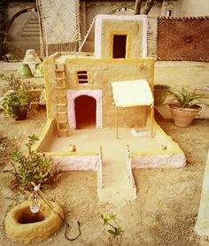 a clay house made to look like it is in the middle of an outdoor area