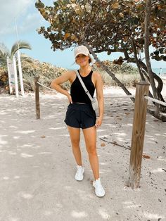 Casual Day Time Outfit Summer, Everyday Workout Outfits, Mom Athleisure Style Summer, Cute Athletic Outfits For Summer, Casual Sporty Outfits Summer, Outfits For Hiking, Athlesuire Outfit, Amusement Park Outfit Summer, Athletic Summer Outfits