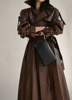 Lalala Okokok Outfits, Goddess Aesthetic Clothes, Brown Leather Coat Outfit, Silk Outfit Classy, Palto Woman, Brown Trench Coat Outfit, Brown Trenchcoat, Trenchcoat Fashion, Elegant Trench Coat