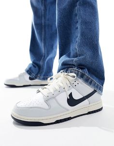 Scarpe di Nike Le tue compagne casual perfette Design con profilo basso Modello stringato Linguetta e cavigliera imbottite Esclusivo logo Nike Traforate per una migliore ventilazione Intersuola in schiuma per una leggera azione ammortizzante Suola in gomma resistente Suola scolpita a cerchi concentrici antiscivolo Nota bene: puoi acquistare una sola unità di questo prodotto per ogni ordine Un ordinativo contenente più di un solo pezzo sarà cancellato senza nessun preavviso. Zapatillas New Balance, Sacs Tote Bags, Converse Chuck Taylor White, Baskets Adidas, Nike Trainers, Running Trainers, Nike Brand, White Trainers, Nike Dunk Low