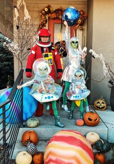 Family Halloween costume ufos and aliens Astronaut Halloween Family Costume, Space Alien Family Costume, Alien Group Halloween Costumes, Martian And Astronaut Costume, Alien Family Costume Ideas, Alien Aesthetic Outfit Halloween, Astronaut Family Costume Diy, Outerspace Costume Ideas, Space Balls Costume