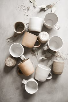 many cups and saucers are arranged in a circle