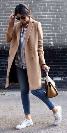 Friday Favorites - Camel Coats - Maison de Cinq Camel Coat Outfit, White Sneakers Outfit, Chique Outfit, Well Dressed Women, Zara Outfit, Flank Steak, Mode Casual, Coat Outfits, Winter Outfits Women