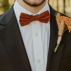 The Skyrocket men's orange bow tie and pocket square. This is bow tie and pocket square in a burnt orange/rust colour. This is also available in a 6cm, 7cm and 8cm wide necktie and these options are available at checkout. This rust bow tie and pocket square set makes an ideal man's gift, groomsmen gifts and formal wedding attire as they come with stunning free gift wrapping. If you opt for gift wrapping, we will send your item beautifully wrapped in a cardboard box with string and a gift tag for Orange Bow Tie Wedding, Rust Bow Tie, Orange Bow Tie, Gray Groomsmen Suits, All Black Suit, Groomsmen Grey, Jordan Wedding, Rusting Wedding, Formal Wedding Attire