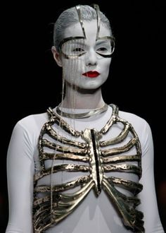 Istanbul Fashion, Body Adornment, 다크 판타지, Futuristic Fashion, Avant Garde Fashion, Rib Cage, Dark Fashion, Hair And Makeup, Mode Inspiration