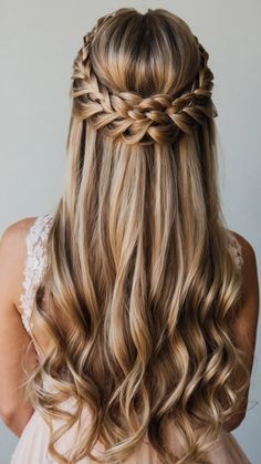 Hair Styles For A Wedding Bridesmaid, Unique Homecoming Hairstyles, Pretty Hairstyles For Long Hair Prom, Fall Ball Hairstyles, Unique Hoco Hairstyles, Wedding Hair Junior Bridesmaid, Tangled Inspired Hairstyle, Half Braided Hairstyles Curly Hair, Classy Braided Hairstyles