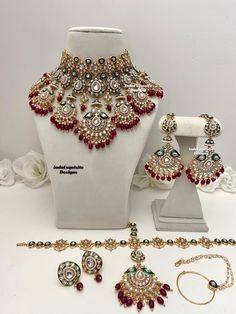 Elegantes Kundan Braut Set kommt mit Matha Patti (Stirnband), Nasenring und Fingerringen / indischer Brautschmuck / hochwertiger Kundan und Polki Schmuck Es enthält Halskette, Ohrringe, Sheesh Phool (Matha Patti / Stirnband / Tikka), Nasenring, Fingerringe. Alle Artikel werden aus Brampton, Ontario, Kanada verschickt. Wenn Sie Ihren Artikel bis zu einem bestimmten Tag benötigen, kontaktieren Sie uns bitte vor der Bestellung für eine Express-Lieferung, damit wir den Versand für Sie aktualisieren können. Standardversandzeit Im Folgenden findest du die geschätzten Lieferzeiten nach dem Versand der Bestellung. ---> USA Lieferzeit * 3-6 Werktage in die großen Ballungsräume der USA. Es kann 1-2 Tage extra an entfernte Orte dauern ---> Kanada Lieferzeit * 2-3 Werktage - GTA & Montreal * 2-4 Werkt Ring Finger Rings, Sheesh Phool, Red Indian Wedding, Red Jewelry Set, Rings Indian, Brampton Ontario, Indian Wedding Jewelry Sets, Matha Patti