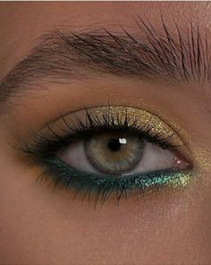 Green N Golden Eye Makeup, Green Sequin Dress Makeup, Eye Look For Green Eyes, Green And Gold Makeup Ideas, Hoco Make Up Ideas, Green And Gold Eyeliner, Subtle Emerald Green Eye Makeup, Earthy Green Makeup, Green Glittery Eye Makeup