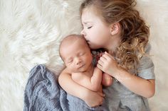 Sibling shot.... Newborn Session. Oh my gosh, the older sister's expression is simply precious. Newborn Sibling, Sibling Pictures, Sibling Poses, Sister Photos, Baby Poses, Newborn Poses, Foto Baby