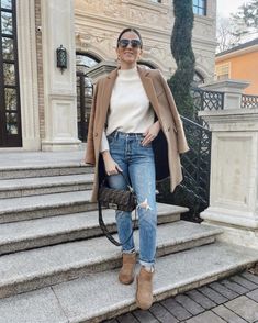 ugg boots, ugg, winter outfits, fall outfit ideas, footwear design, boots aesthetic, Uggs Mini Outfit, Winter Boots Outfit, Denim Jeans Outfit Casual, White Denim Jeans Outfit, Classic Mini Ii Boot, Jeans Boots Outfit, Jeggings Outfit, Women In The Workplace, Ugg Boots Outfit