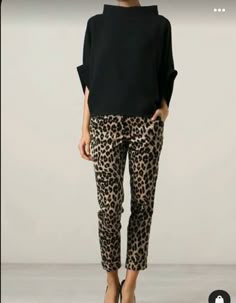 Mode Over 50, Outfit For Petite Women, Outfits For Petite, Hiking Hairstyles, Outfit Hiking, Leopard Print Pants, Leopard Pants, Outfit Chic, Mode Casual