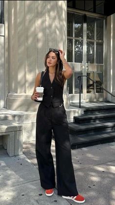 Idea Of You Outfits, Downtown Office Outfit, Office Job Outfits Aesthetic, Aesthetic Smart Casual Outfit, Grown Woman Style Classy, Classy Italian Aesthetic, European Office Outfit, Medium Hair Outfits, Sophisticated Summer Outfits Elegant