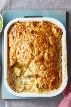 A rectangular baking dish with a pastry-topped potato, leek and cheese pie. Aartappel Resepte, Cheesy Leeks, Irish Foods, Leek Potato, Savoury Tarts, Leek And Potato Soup, Leek And Potato, Veggie Main Dishes, Leek Pie