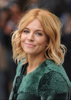 Sienna Miller gioca con il colore: radici più scure rosse e punte "strawberry blonde". Strawberry Blonde Bob, Strawberry Blonde Hair Color, Ginger Hair Color, Strawberry Blonde Hair, Blonde Hair Looks, Ombré Hair, Sienna Miller, Brown Blonde Hair, Hair Shades