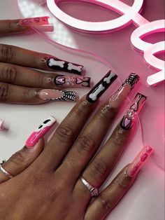 Back To School Nails Medium, Pink Packaging Ideas, Lipgloss Small Business, Long Nails Glitter, Nail Inspo Back To School, Exotic Nail Designs, Trending Nail Colors, Nails Freestyle, Business Packaging Ideas