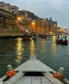 some boats are traveling down the river at night