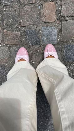 Chanel Ballerina, Pink Ballet Flats, Chanel Flats, Look Rose, Flats Outfit, Paris Mode, Pink Chanel, Jane Birkin, School Looks