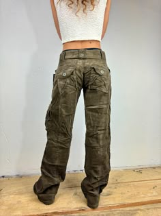 Green corduroy trousers from the 00s, low-waisted cargo style with side pockets. UNISEX Size: 38 (also available in sizes 40, 42, 44, 46) The model is a size XS (h 160 cm, 46kg) Women Corduroy Pants, Cargo Trousers Women, Apocalypse Outfit, Zombie Apocalypse Outfit, Slim Calves, Corduroy Cargo Pants, Interesting Fashion, Corduroy Trousers, Green Corduroy