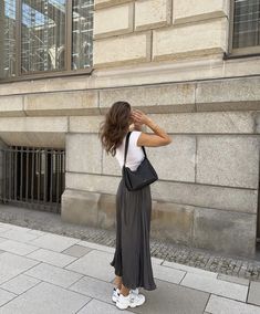 7  Ways To Wear A Pleated Skirt | Le Chic Street Long Gray Skirt Outfit, Pleated Skirt Outfit Casual, Pleated Long Skirt Outfit, Style A Pleated Skirt, Pleated Maxi Skirt Outfit, Long Grey Skirt, Midi Skirt Style, Satin Skirt Outfit