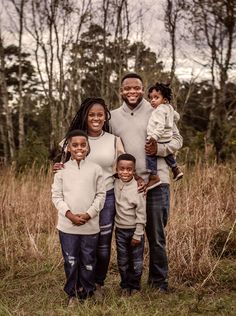 Black Family Photo Outfits Fall, Fall Black Family Photos, Black Family Photoshoot Outdoors, Black Family Photo Outfits, Family Photos Black People, Black Family Portrait Ideas, Family Photo Ideas Black Family