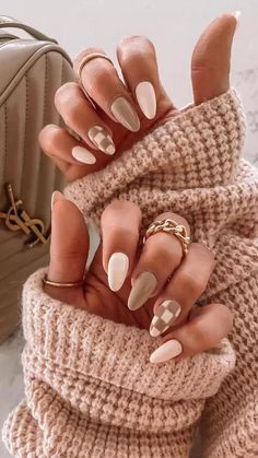 Fall 2023 Manicure Trends, Neutral Fall Nails With Design, Sleek Fall Nails, News Years Eve Party Food Easy, Fall Neutral Nails Acrylic, Fall Nails Inspiration Short, Simple Cute Nails Fall, Fall Nails 2023 Checkered, Fall Inspired Gel Nails